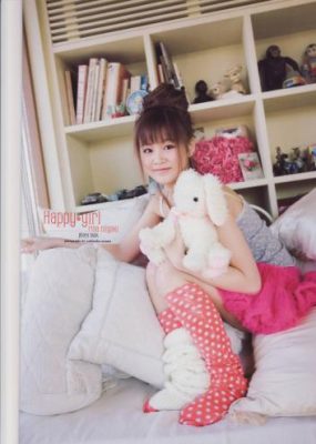 2008.04.24 新垣里沙写真集《Happy girl》 (Photobook+DVD)